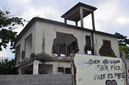 Conforme los vecinos abandonaban sus casas, hace cerca de dos años, las retroexcavadoras acababan con ella, dejando un rastro de escombros y casas mordidas que permanecen hasta hoy.