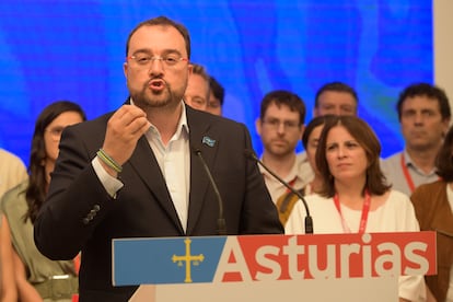 El candidato del PSOE a la reelección al Principado, Adrián Barbón, comparece para comentar los resultados electorales, este domingo en Oviedo.