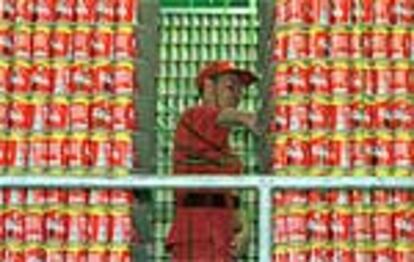 Un trabajador de una planta de Coca-Cola