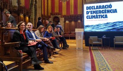 L'alcaldessa Colau i regidors del seu govern durant l'acte de declaració de l'emergència climàtica.