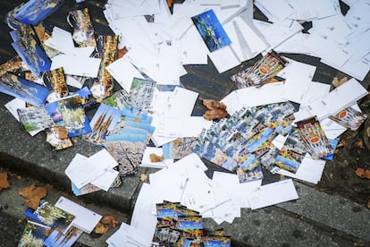 Las postales con imágenes de Barcelona en el suelo, tras el impacto de la furgoneta que provocó el atentando en la Rambla.