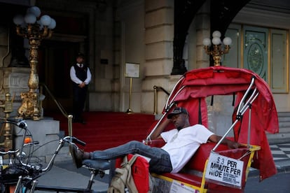 Un conductor de bicitaxi espera clientes en la puerta del Hotel Plaza de Nueva York