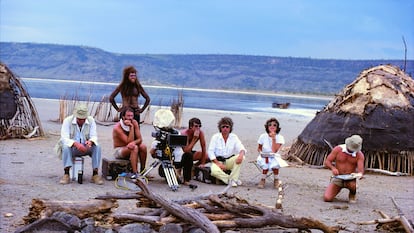 El actor Ron Perlman y el director Jean-Jacques Annaud durante el rodaje de 'En busca del fuego' en 1980.