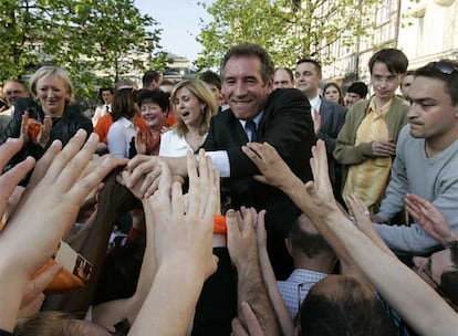 El centrista François Bayrou, tercero de la carrera según los sondeos, emitió su voto en Pau, al suroeste del país, acompañado de su esposa y tras haber asistido a una misa. Ya en el colegio electoral, Bayrou tuvo que recuperar su carné de elector que había olvidado en el coche.