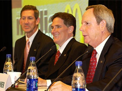 El presidente Charlie Bell (centro), entre Matt Paull (director financiero) y Jim Skinner (vicepresidente).