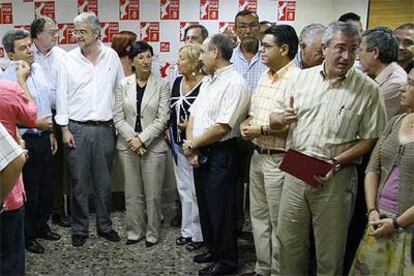 Alcaldes socialistas valencianos antes de iniciar la reunión para el ahorro de agua.