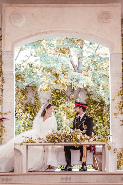 Los novios, el príncipe Hussein y Rajwa Al Saif, retratados durante un momento de la ceremonia religiosa, en una foto difundida por la casa real hachemita.