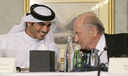 El jeque Mohammed Al-Thani, responsable del Mundial de 2022, con Joseph Blatter.