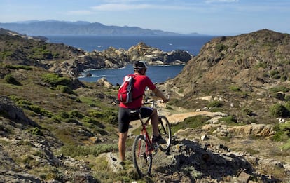 Un ciclista en el parque natural del Cap de Creus, en Girona (Cataluña).