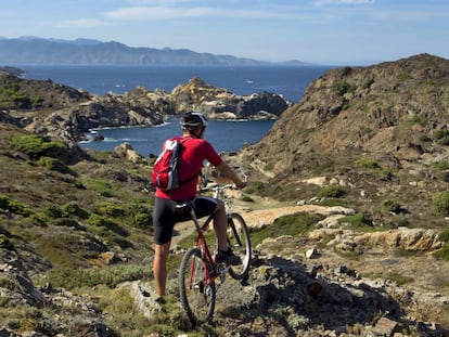 Un ciclista en el parque natural del Cap de Creus, en Girona (Cataluña).