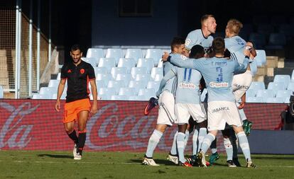 Alegría de los jugadores del Celta tras lograr su primer gol.