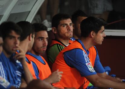 Iker Casillas, en el banquillo de Los Cármenes.