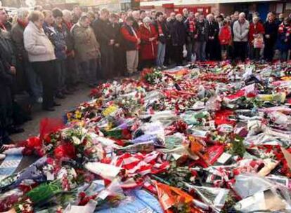 Seguidores del Manchester United realizan una ofrenda floral a las víctimas en Old Trafford.