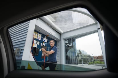 Josep Pons reposta su coche propulsado a gas en Barcelona.