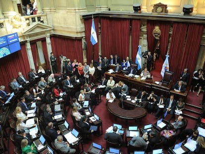 Senado argentino aprovou lei antidemissões rejeitada pelo Executivo.