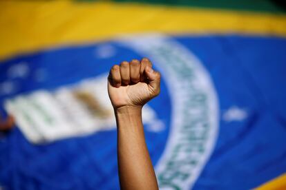 Una mujer protesta contra el racismo y en defensa de las vidas de los negros, en junio pasado en Brasilia.