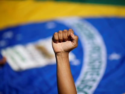 Manifestante protesta contra o racismo no Brasil e em defesa das vidas negras em um ato em 21 de junho deste ano em Brasília.