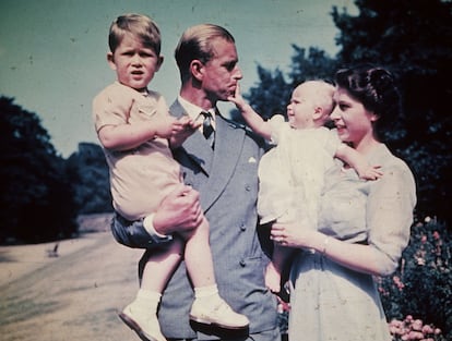 La princesa Isabel y su marido, el príncipe Felipe, junto a sus hijos Carlos y Ana, fotografiados en 1951. 