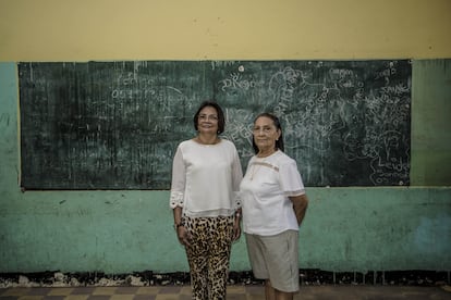 Rosiris Oñate (izq) y Leidis Gómez (der) fueron maestras de Luis Díaz en el colegio. Aquí posan en uno de los salones abandonados del antiguo colegio del pueblo. Barrancas, 11 de abril de 2022.