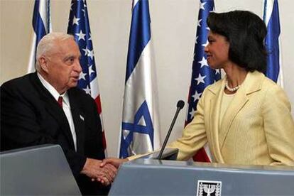 El primer ministro israelí, Ariel Sharon, saluda a la secretaria de Estado de EE UU, Condoleezza Rice, en Jerusalén.
