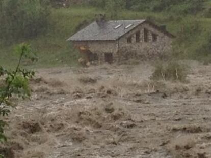 Decenas de desalojos en Huesca por el desbordamiento del río Ésera