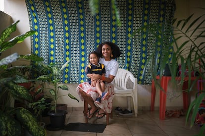 Daniela Silva posa para un retrato junto a su hija María, en su casa.