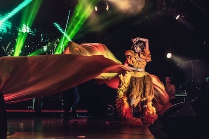 Valentina en un momento de su actuación en La Riviera de Madrid.