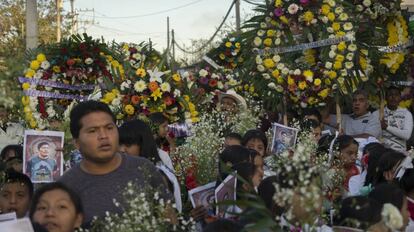 Cientos de personas asisten al entierro de Samir Flores, el jueves pasado.