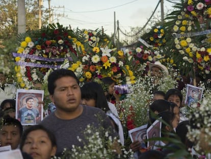 Cientos de personas asisten al entierro de Samir Flores, el jueves pasado.