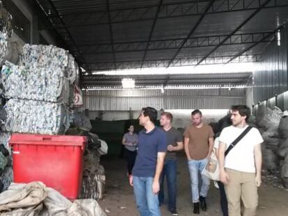 Un grupo visita la cooperativa de reciclaje Sem Fronteira.