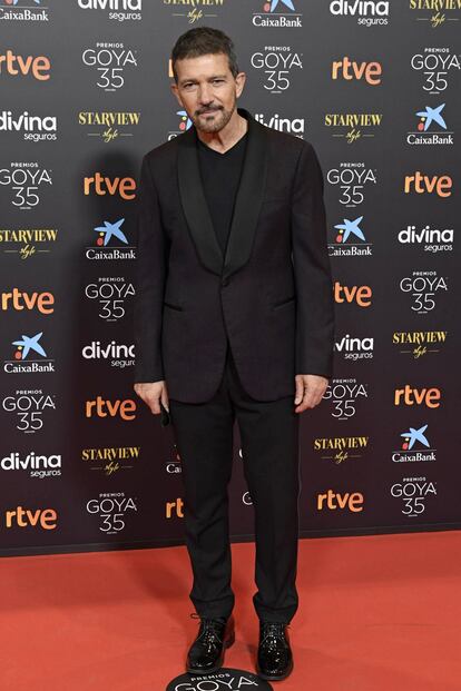 El presentador de los Goya y uno de los artífices principales del éxito de esta edición ha optado por un impecable esmoquin de Emporio Armani. La camiseta de pico, como ha comentado él mismo, ha sido una solución de emergencia para sustituir la camisa prevista inicialmente. En la gala, eso sí, no ha habido improvisación, sino una dosis de audacia calculada: un esmoquin azul con solapas negras y una camisa negra sin cuello con pechera brillante y botones ocultos.