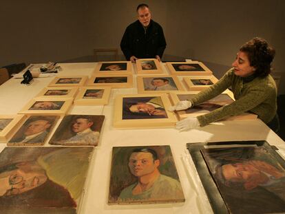 Rosa Castells, comisaria de la exposición de Varela, ayer, durante el montaje en la Lonja de Alicante.