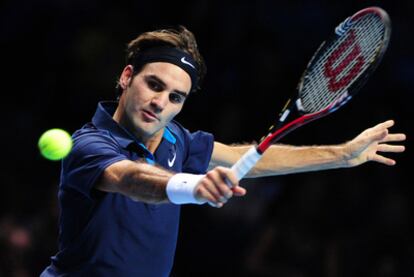 Roger Federer devuelve la pelota con un revés a una mano.