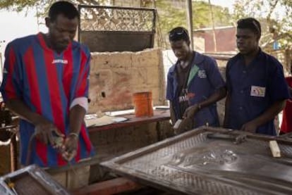 De izquierda a derecha: Djibi Thiam (39 años), Papalai Fall (19 años) y su hermano Ibrahima (25 años).