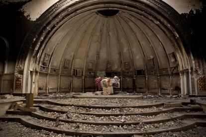 Vista de un púlpito de una iglesia que fue destruida por militantes islámicos en Hamdaniya, en Irak. Cinco meses después de su captura por las tropas iraquíes, Hamdaniya (ubicada entre Irbil y Mosul), es un ejemplo de la inmensa tarea de reconstrucción a la que se enfrentan las autoridades.