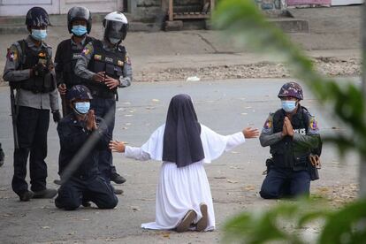 Una monja suplica a la policía que no haga daño a los manifestantes, en la ciudad birmana de Myitkyina, el lunes.