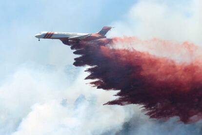 Un avión arroja productos químicos retardantes del fuego cerca de Durango, Colorado (EE. UU)