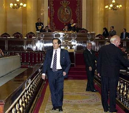 El ya ex presidente del Senado, Juan José Lucas, vuelve a su escaño después de ejercer su voto a la Mesa de la Cámara Alta. Después de ocho años, el PP deja de ocupar un puesto por el que pasaron Esperanza Aguirre y el propio Lucas.