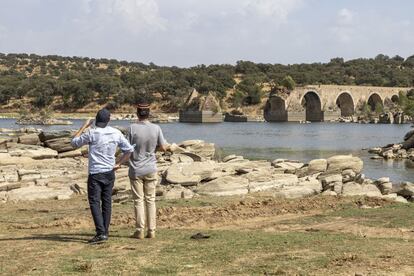 Puente de Ajuda sobre el Guadiana. Con una longitud de 380 metros, fue destruido en 1709 durante la Guerra de Sucesión. El río marca la frontera entre los territorios de Elvas y Olivenza.