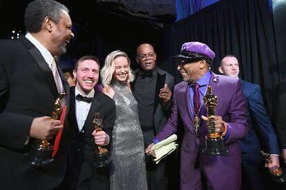Nueva celebración en backstage: Spike Lee, David Rabinowitz, Kevin Willmott y Charlie Wachte acaban de recibir el Oscar a mejor guion adaptado por Infiltrado en KKKlan de manos de Samuel L. Jackson y Brie Larson.