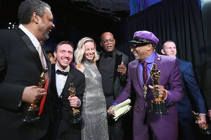 Nueva celebración en backstage: Spike Lee, David Rabinowitz, Kevin Willmott y Charlie Wachte acaban de recibir el Oscar a mejor guion adaptado por Infiltrado en KKKlan de manos de Samuel L. Jackson y Brie Larson.