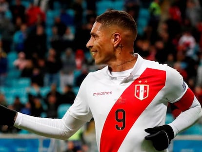 Paolo Guerrero celebra su gol ante Chile en la Copa América. 