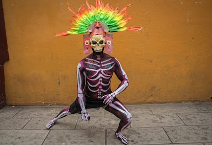 Un hombre pintado de calavera por la festividad de Día de muertos en Oaxaca.