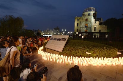 La cúpula de la bomba atómica iluminada con velas, en el parque Memorial de la Paz de Hiroshima, en Hiroshima (Japón).