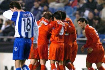 Víctor se restriega los ojos tras uno de los goles del cuadro monegasco.