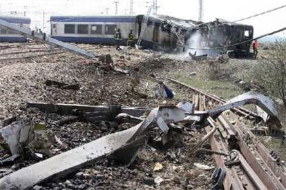 Aspecto del tren Talgo tras descarrilar en el término municipal de Torneros, a unos 6 kilómetros de León.