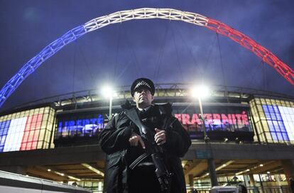 Un policía en la entrada del estadio de Wembley donde se disputa el Inglaterra-Francia