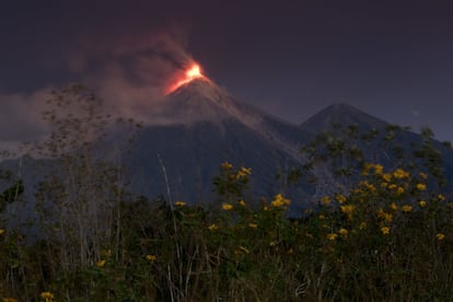 El cráter del Volcán de Fuego, en erupción, visto desde Escuintla, el 19 de noviembre de 2018.