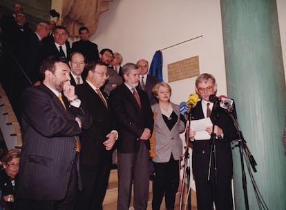 Vicente Abad, leyendo su discurso en la inauguración del Museo de la Naranja en 1994. A su lado, la consejera de Cultura, Pilar Pedraza, el presidente Lerma, el alcalde Sanchordi y el concejal de Cultura, Josep Palomero. Detrás, de izquierda a derecha, el presidente de la Diputación, Paco Solsona, el gobernador civil, Ignacio Subías, y el consejero de Agricultura, José María Coll.