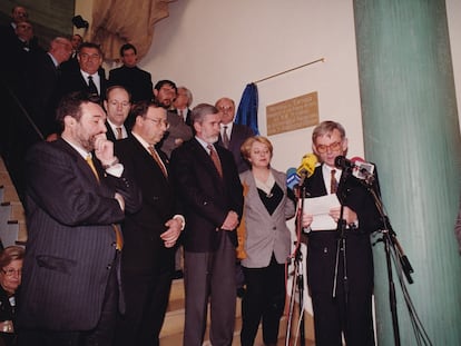 Vicente Abad, leyendo su discurso en la inauguración del Museo de la Naranja en 1994. A su lado, la consejera de Cultura, Pilar Pedraza, el presidente Lerma, el alcalde Sanchordi y el concejal de Cultura, Josep Palomero. Detrás, de izquierda a derecha, el presidente de la Diputación, Paco Solsona, el gobernador civil, Ignacio Subías, y el consejero de Agricultura, José María Coll.